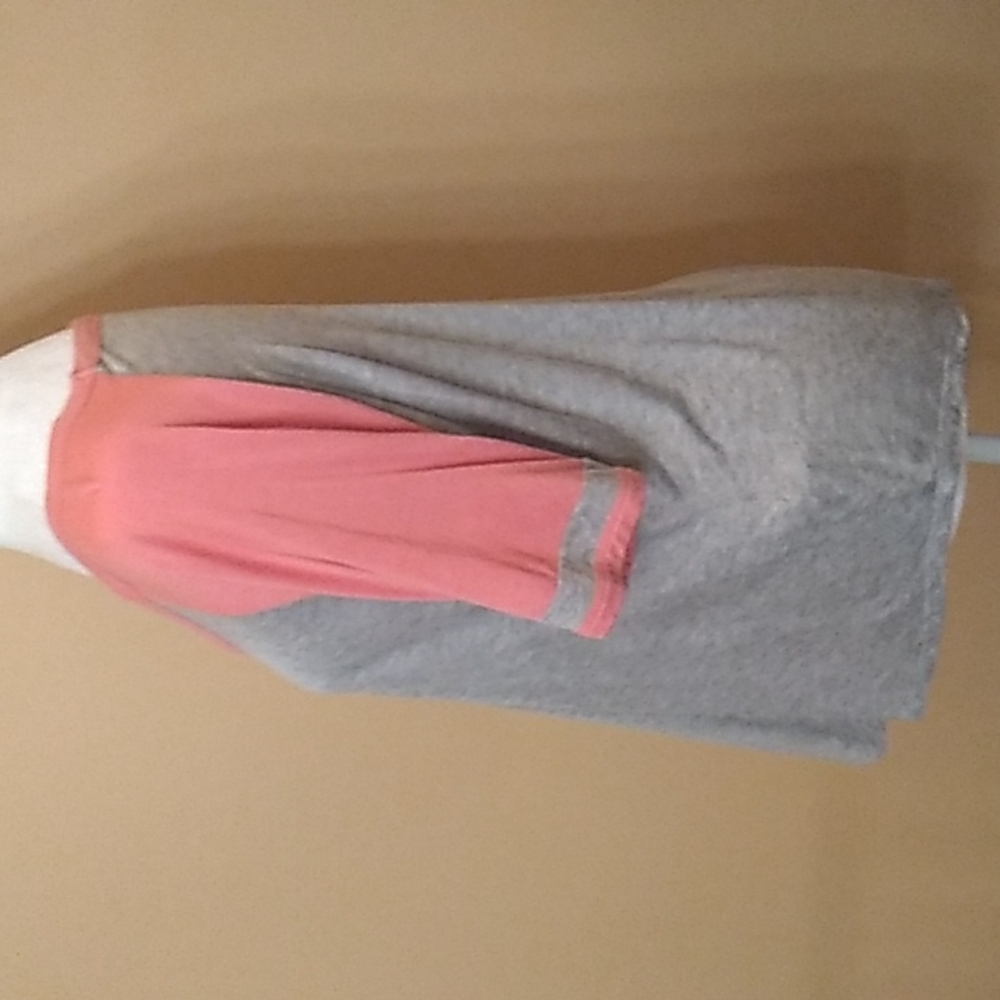 5 for $20! Grey and pink short sleeve t-shirt - Picture 3 of 6